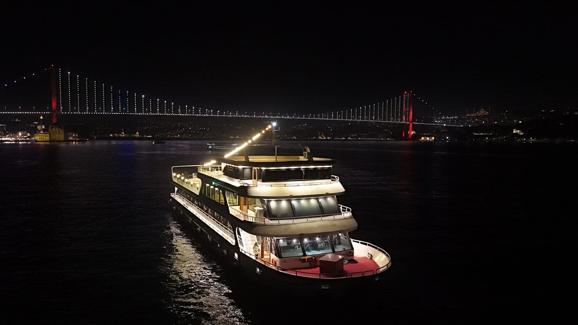 Gece Boğaziçi Köprüsü altından geçen tur teknemiz