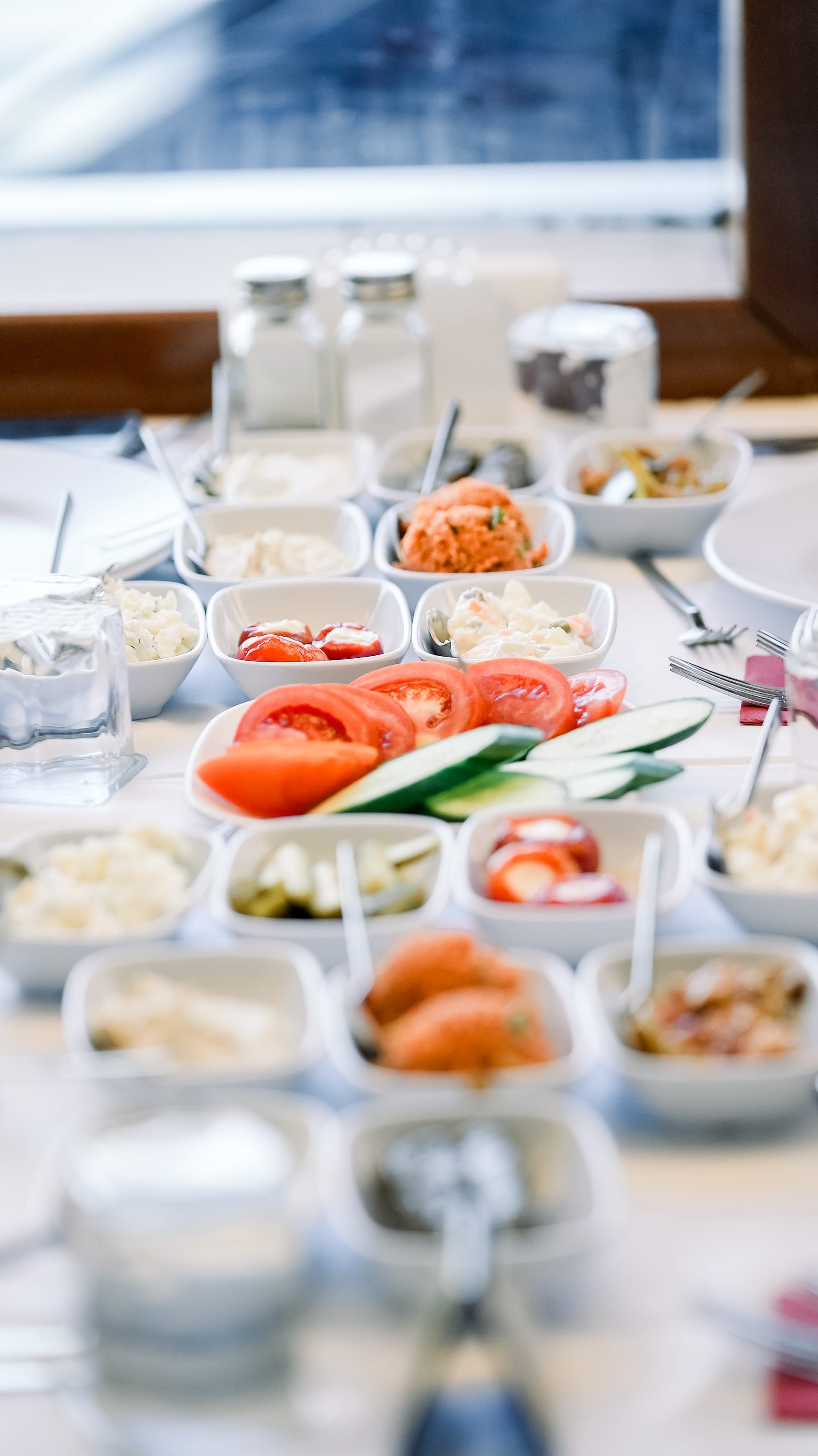 Mum ışığında Boğaz akşam yemekli tekne turu masasında servis edilen Türk meze sofrası
