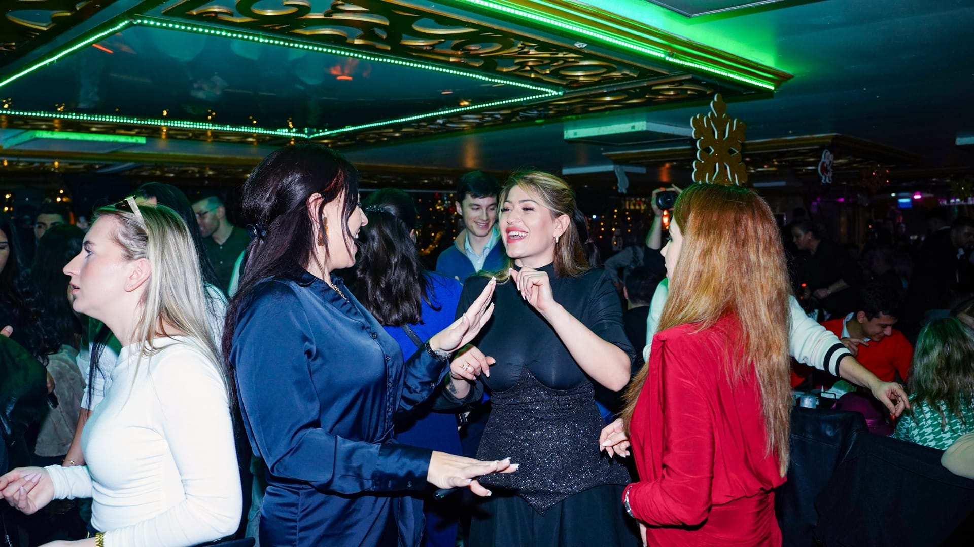 Karanlıktan sonra Boğaz turunda kokteyller