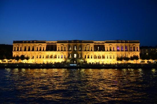 Gece Boğaz kıyısında Ortaköy Camii
