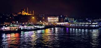 Geceleyin Boğaz ve İstanbul kıyı şeridinin havadan görünümü